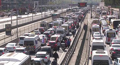 Büyük İstanbul Mitingine akın eden binlerce vatandaş D-100 karayolunda kuyruk oluşturdu