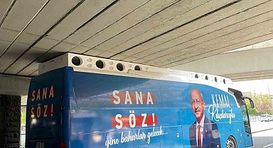 CHP otobüsü Sıhhiye Köprüsü'ne sıkıştı