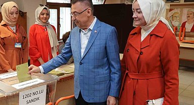 Cumhurbaşkanı Yardımcısı Fuat Oktay Ankara'da oy kullandı