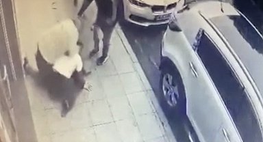 Dehşet anları kamerada: Müşterileri rahatsız edip para isteyen genci önce dövdü, sonra vurdu