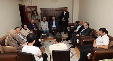 Depremzede Aleyna yürümeye başladı, Oktay çiftini ayakta karşıladı