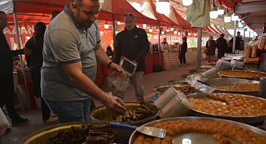 Depremzede esnaf kendi yörelerinin damak lezzetlerini Ayvalık’ta buluşturdu