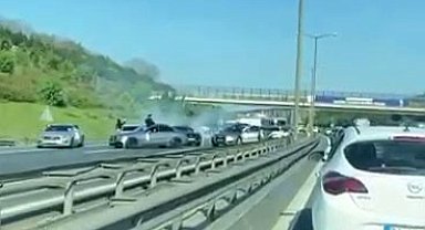 Düğün Konvoyu Yapan Bir Grup Otoyolu Trafiğe Kapattı