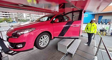 Emniyet kemerinin hayati önemini simülasyon aracında deneyimlediler