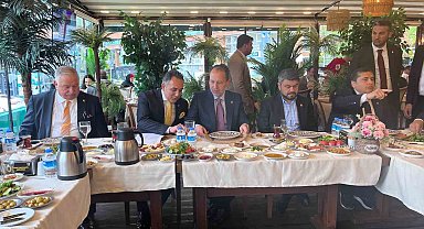 Erbakan "Yeniden Milli Görüş, Yeniden Refah Partisi" diyerek vatandaşın desteğini istedi