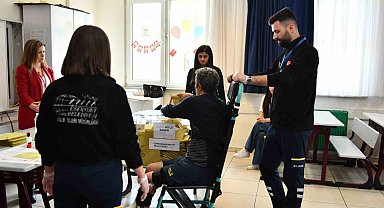 Esenyurt'ta engelli ve yaşlılar sandıklara taşındı
