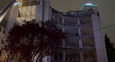 Esenyurt'ta iş yerinin çatısı alev alev yandı