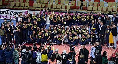 Fenerbahçe Kadın Voleybol Takımı, şampiyonluk kupasını kaldırdı