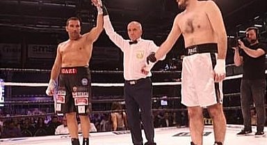 Fırat Arslan nakavtla kazandı