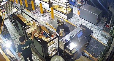 Fırından sadaka kutusu çalan kasklı hırsız kamerada