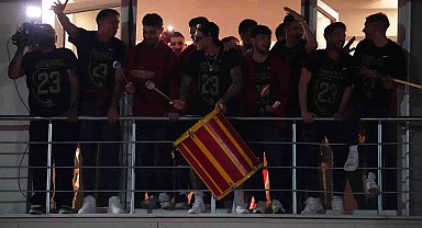 Galatasaray şampiyonluğu Florya'da taraftarıyla kutladı