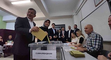 Gelecek Partisi Genel Başkanı Ahmet Davutoğlu, oyunu kullandı