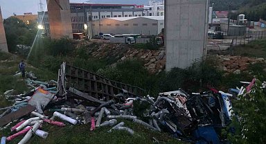 Gemlik'te kontrolden çıkan tır dere yatağına düştü: 1 ölü