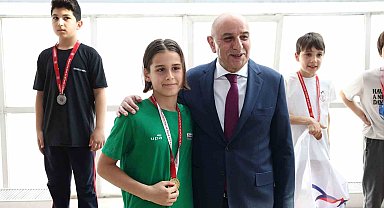 Genç yüzücüler madalyalarını Keçiören Belediye Başkanı Altınok'tan aldı