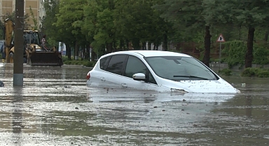 Göle Dönen Yolda Aracının İçinde Mahsur Kalan Kadın Gözyaşlarını Tutamadı   