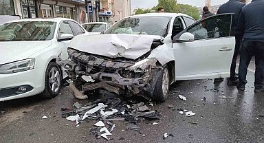 Güngören'de zincirleme kaza: 1'i ağır 2 yaralı