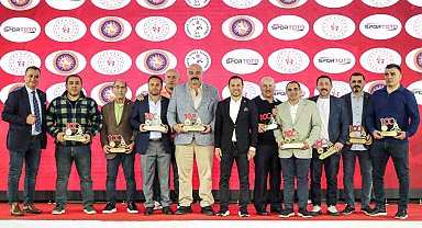 Güreş Federasyonu şampiyonları ödüllendirdi