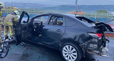 Haliç Köprüsü'nde bariyerlere çarpan araç alev alev yandı