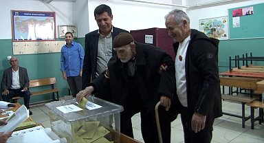 Hastanede "Oyumu vereyim de öyle öleyim" diyen 94 yaşındaki Ali dede sandığa gitti