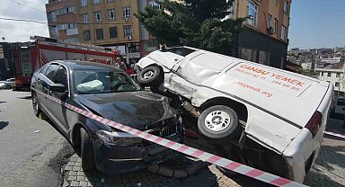 Hızını Alamadı Park Halindeki Minibüsü Devirdi