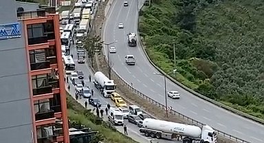 İstanbul yolunda kaza yapan tanker trafiği kilitledi