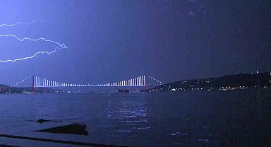 İstanbul'da şimşekler geceyi aydınlattı