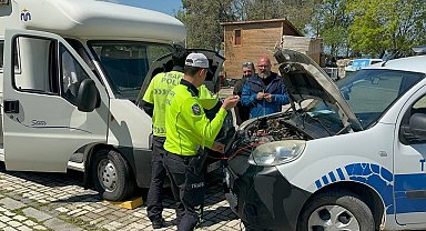 Karavanları İle Yolda Kalan İtalyan Turistlerin İmdadına Trafik Polisleri Yetişti