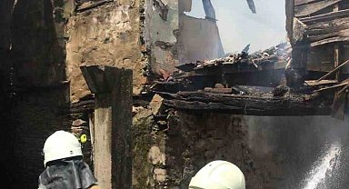 İzmir'de çıkan yangında müstakil ev kullanılmaz hale geldi