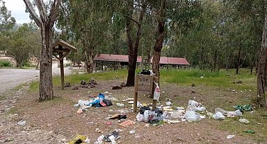 İzmir'de çocuk ormanının sorumsuz ziyaretçileri alanı çöp içinde bırakıyor