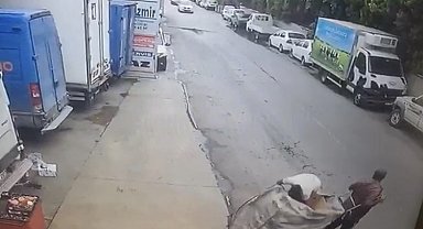 İzmir'de güldüren olay: Polisten kaçmak için çek çekin içine saklandı