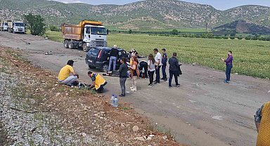 İzmir'de iki otomobil kafa kafaya çarpıştı: 6 yaralı
