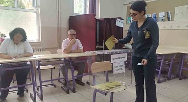 İzmir'de oy kullanma işlemleri başladı