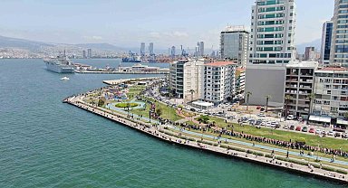 İzmir'de TCG Anadolu için kilometrelerce kuyruk