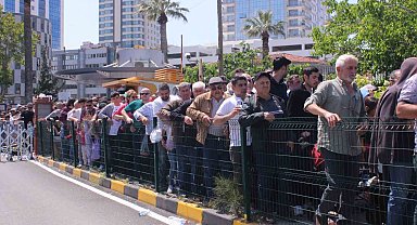 İzmir'de TCG Anadolu kuyruğu