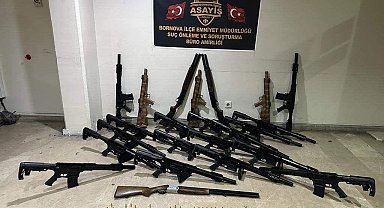 İzmir'de uyuşturucu madde ve çok sayıda silah ele geçirildi