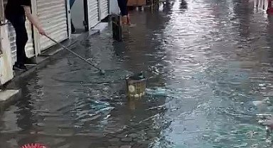 İzmir'i yine sağanak vurdu