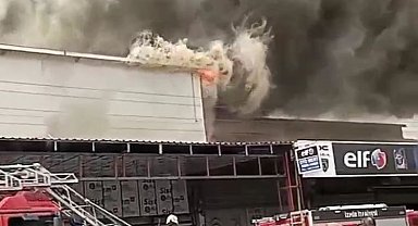 İzmir'in Bornova ilçesinde sanayi sitesinde bulunan bir oto yedek parçacıda henüz belirlenemeyen bir sebeple yangın çıktı. Dumanlar şehrin farklı noktalarından görülürken, itfaiye ekiplerinin yangını söndürme çalışmaları sürüyor.