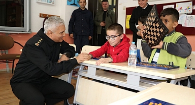  Jandarma görme engelli miniklerin gönüllerine dokundu