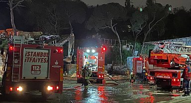 Kağıthane'de hurdalıkta yangın