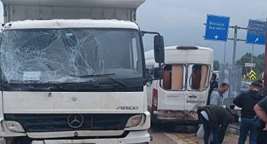 Kamyon işçi servisine çarptı: 7 yaralı