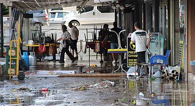 Karabağlar Belediyesi'nin önünü su bastı, vatandaşlar tepki gösterdi