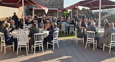 Karakoç: "Üç hilalli bayrak boynu bükük kalmasın"