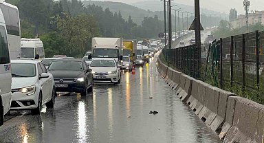 Kartal'da su birikintisinden ötürü kontrolden çıkan araç takla attı