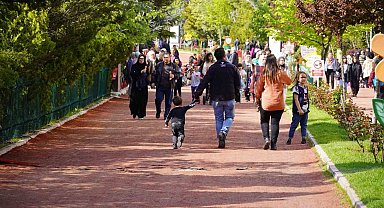 Tatili Fırsat Bilen Keçiörenliler Soluğu Atatürk Botanik Bahçesi'nde Aldı