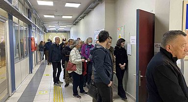 Koltuk değnekleri ile oy kullanmaya geldiler