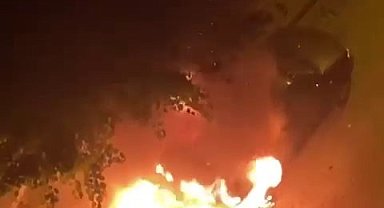 Park Halindeki İki Araçta Yangın Çıktı