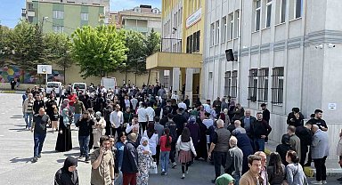 Küçükçekmece'de oy kullanan vatandaşlar okullarda yoğunluk oluşturdu