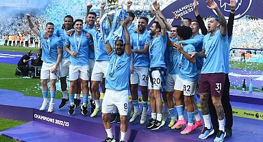 Manchester City, şampiyonluk kupasını kaldırdı