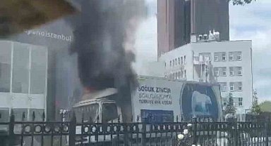 Maslak'ta kamyonun alev alev yandığı anlar kameraya yansıdı