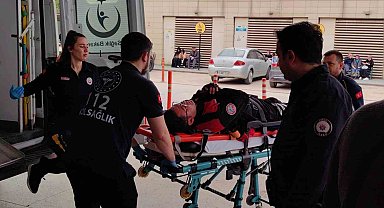 Minibüsle çarpışan motosikletli polis yaralandı